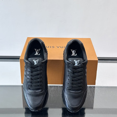 LV Run Away男士运动鞋,小牛皮面料。经Monogram图案,配色超百搭!橡胶鞋底抓地力强,穿着 LV Run Away男士运动鞋,小牛皮面料。经Monogram图案,配色超百搭!橡胶鞋底抓地力强,穿着