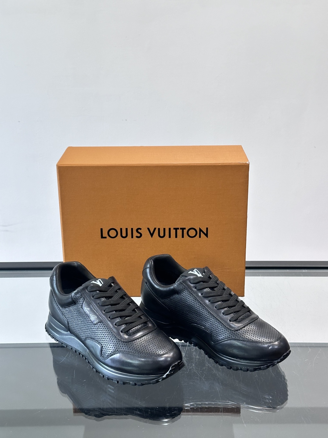 LV Run Away男士运动鞋,小牛皮面料。经Monogram图案,配色超百搭!橡胶鞋底抓地力强,穿着 LV Run Away男士运动鞋,小牛皮面料。经Monogram图案,配色超百搭!橡胶鞋底抓地力强,穿着