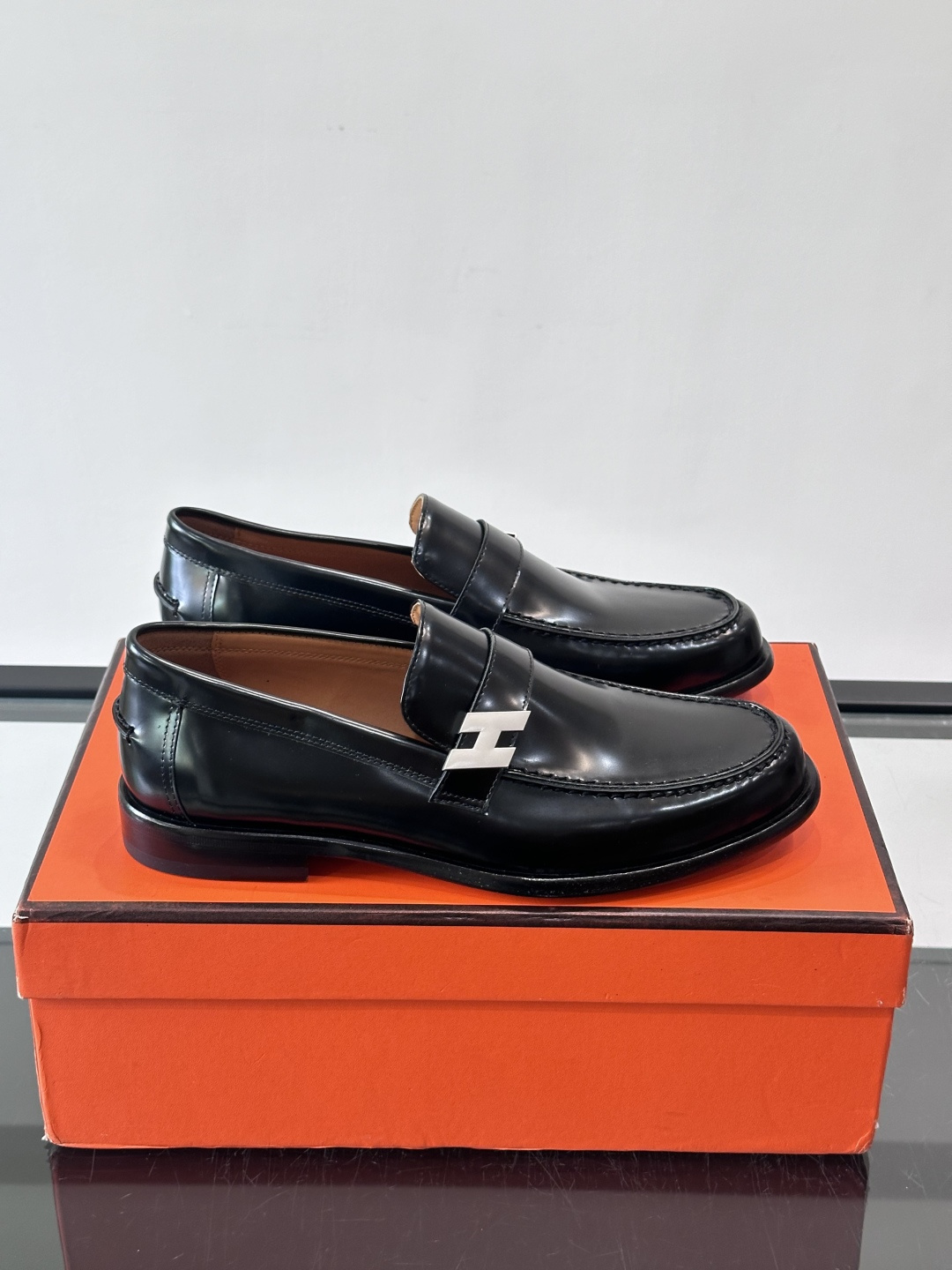 HERMES 男士乐福鞋​​👞爱马仕银扣乐福鞋，黑色亮面真皮+标志性“H”金属扣，简约又超有辨识度✨。软