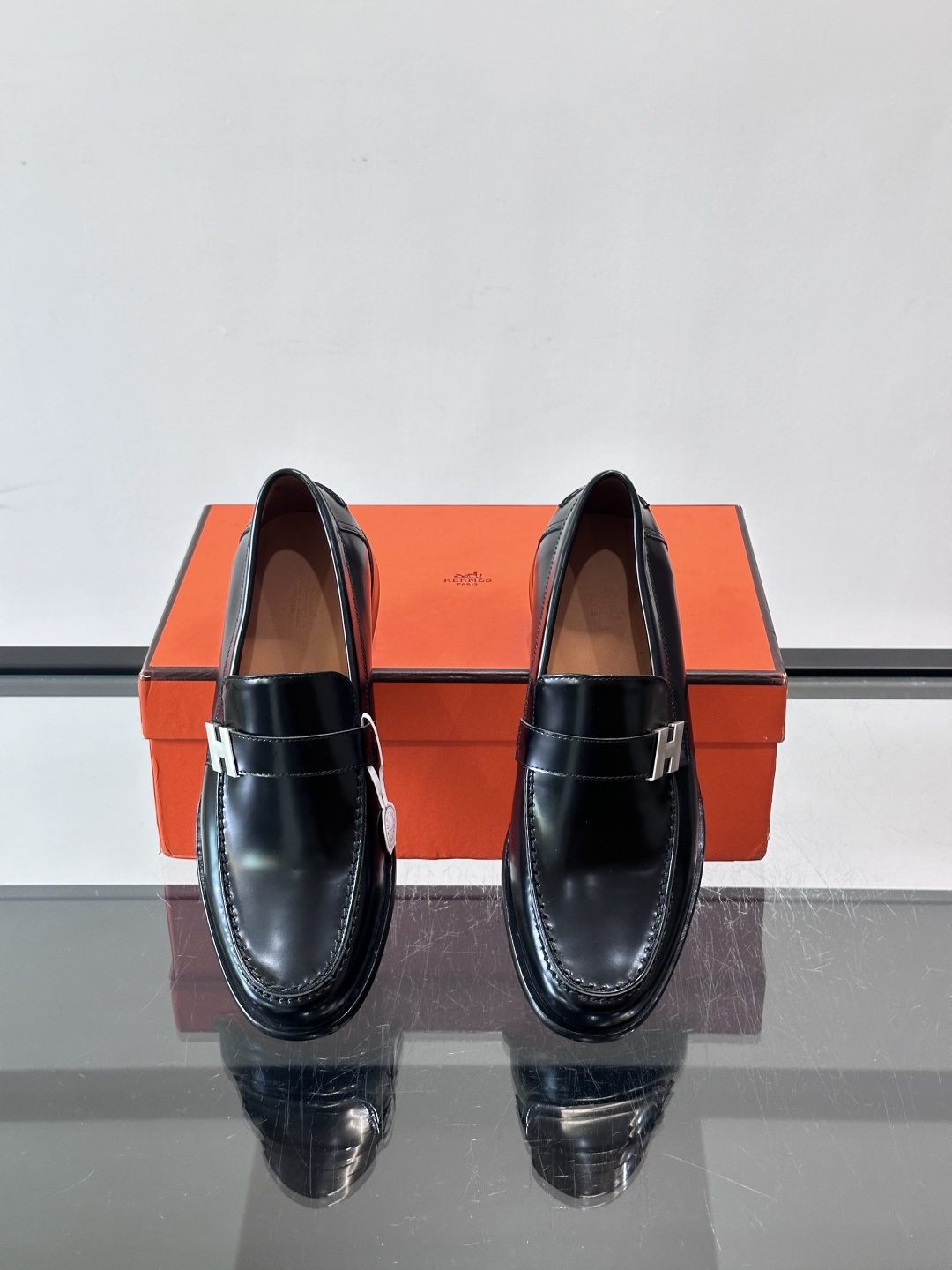 HERMES 男士乐福鞋👞爱马仕银扣乐福鞋,黑色亮面真皮+标志性“H”金属扣,简约又超有辨识度✨。软 HERMES 男士乐福鞋👞爱马仕银扣乐福鞋,黑色亮面真皮+标志性“H”金属扣,简约又超有辨识度✨。软