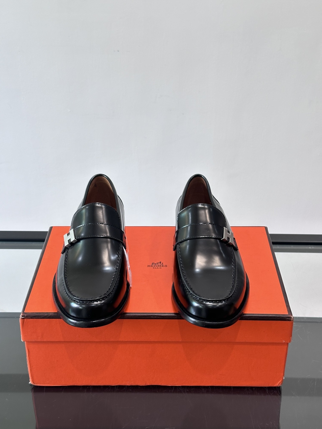 HERMES 男士乐福鞋👞爱马仕银扣乐福鞋,黑色亮面真皮+标志性“H”金属扣,简约又超有辨识度✨。软 HERMES 男士乐福鞋👞爱马仕银扣乐福鞋,黑色亮面真皮+标志性“H”金属扣,简约又超有辨识度✨。软