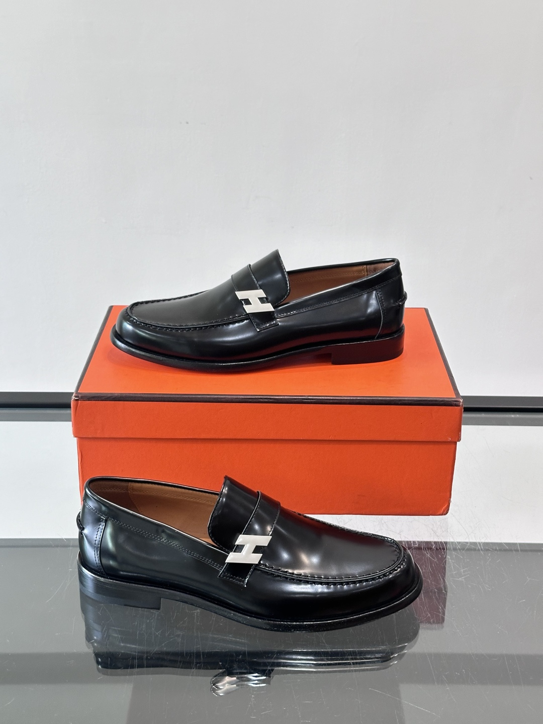 HERMES 男士乐福鞋👞爱马仕银扣乐福鞋,黑色亮面真皮+标志性“H”金属扣,简约又超有辨识度✨。软 HERMES 男士乐福鞋👞爱马仕银扣乐福鞋,黑色亮面真皮+标志性“H”金属扣,简约又超有辨识度✨。软