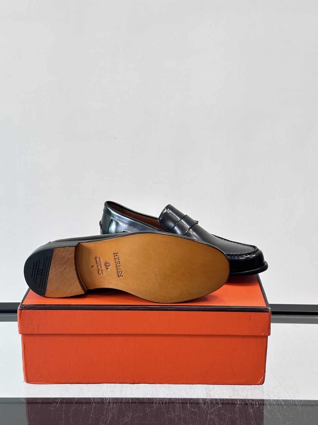 HERMES 男士乐福鞋👞爱马仕银扣乐福鞋,黑色亮面真皮+标志性“H”金属扣,简约又超有辨识度✨。软 HERMES 男士乐福鞋👞爱马仕银扣乐福鞋,黑色亮面真皮+标志性“H”金属扣,简约又超有辨识度✨。软
