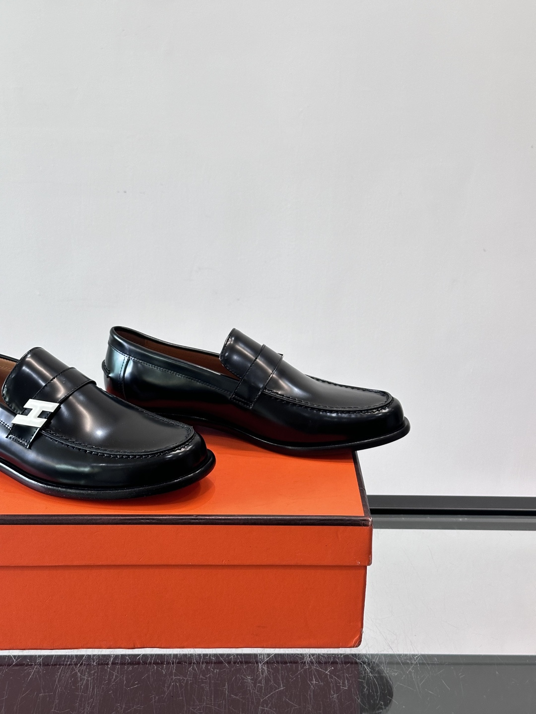 HERMES 男士乐福鞋👞爱马仕银扣乐福鞋,黑色亮面真皮+标志性“H”金属扣,简约又超有辨识度✨。软 HERMES 男士乐福鞋👞爱马仕银扣乐福鞋,黑色亮面真皮+标志性“H”金属扣,简约又超有辨识度✨。软