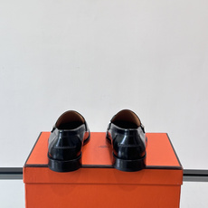 HERMES 男士乐福鞋👞爱马仕银扣乐福鞋,黑色亮面真皮+标志性“H”金属扣,简约又超有辨识度✨。软 HERMES 男士乐福鞋👞爱马仕银扣乐福鞋,黑色亮面真皮+标志性“H”金属扣,简约又超有辨识度✨。软
