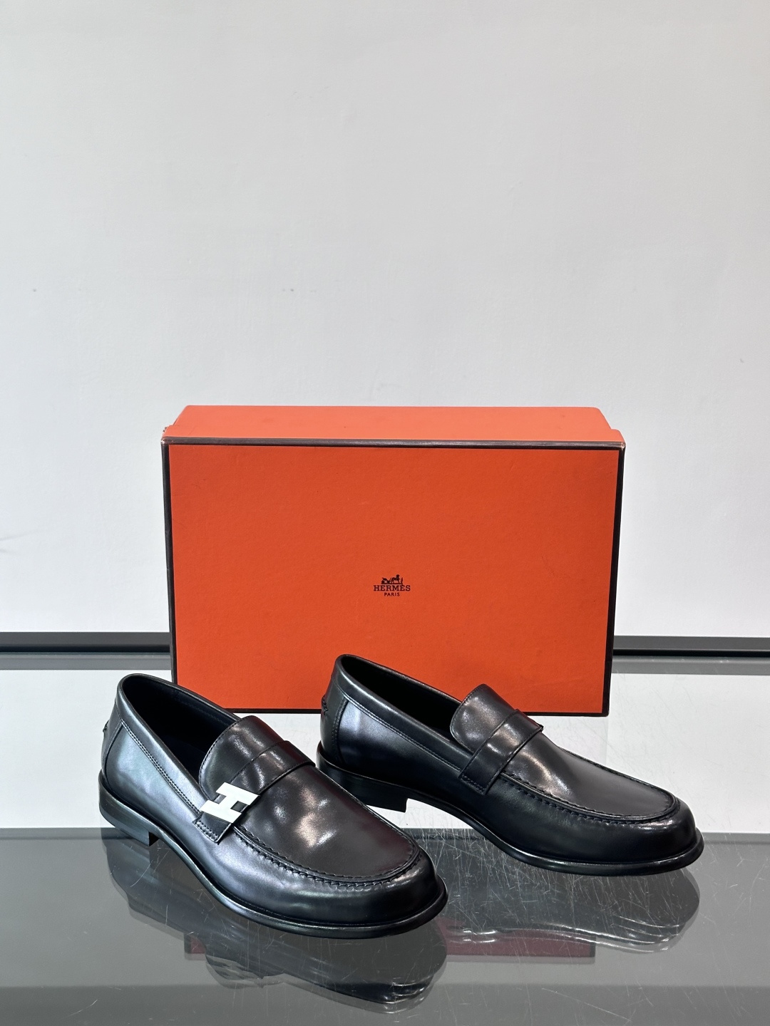 HERMES 男士乐福鞋👞爱马仕银扣乐福鞋,黑色亮面真皮+标志性“H”金属扣,简约又超有辨识度✨。软 HERMES 男士乐福鞋👞爱马仕银扣乐福鞋,黑色亮面真皮+标志性“H”金属扣,简约又超有辨识度✨。软