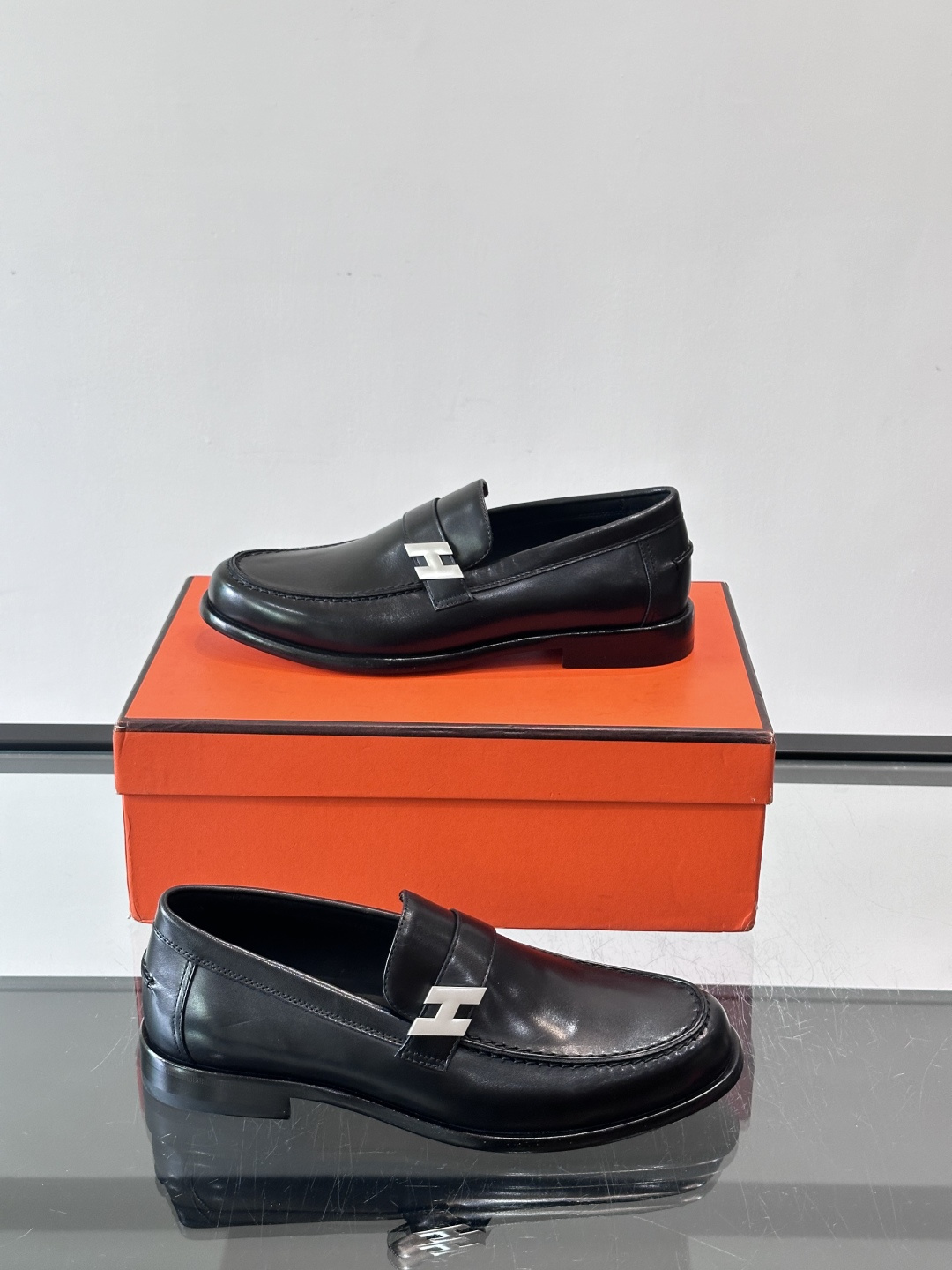 HERMES 男士乐福鞋👞爱马仕银扣乐福鞋,黑色亮面真皮+标志性“H”金属扣,简约又超有辨识度✨。软 HERMES 男士乐福鞋👞爱马仕银扣乐福鞋,黑色亮面真皮+标志性“H”金属扣,简约又超有辨识度✨。软