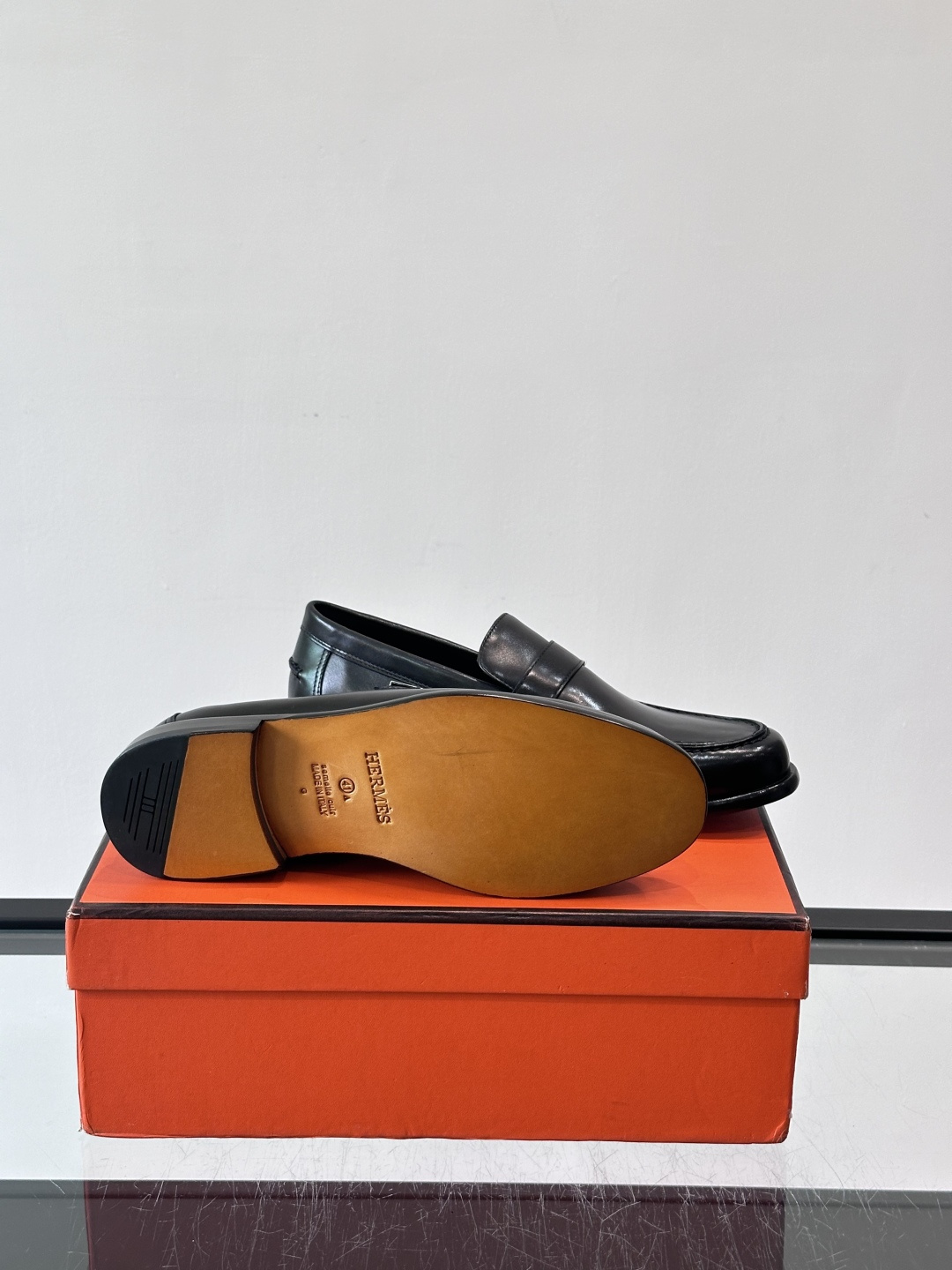HERMES 男士乐福鞋👞爱马仕银扣乐福鞋,黑色亮面真皮+标志性“H”金属扣,简约又超有辨识度✨。软 HERMES 男士乐福鞋👞爱马仕银扣乐福鞋,黑色亮面真皮+标志性“H”金属扣,简约又超有辨识度✨。软