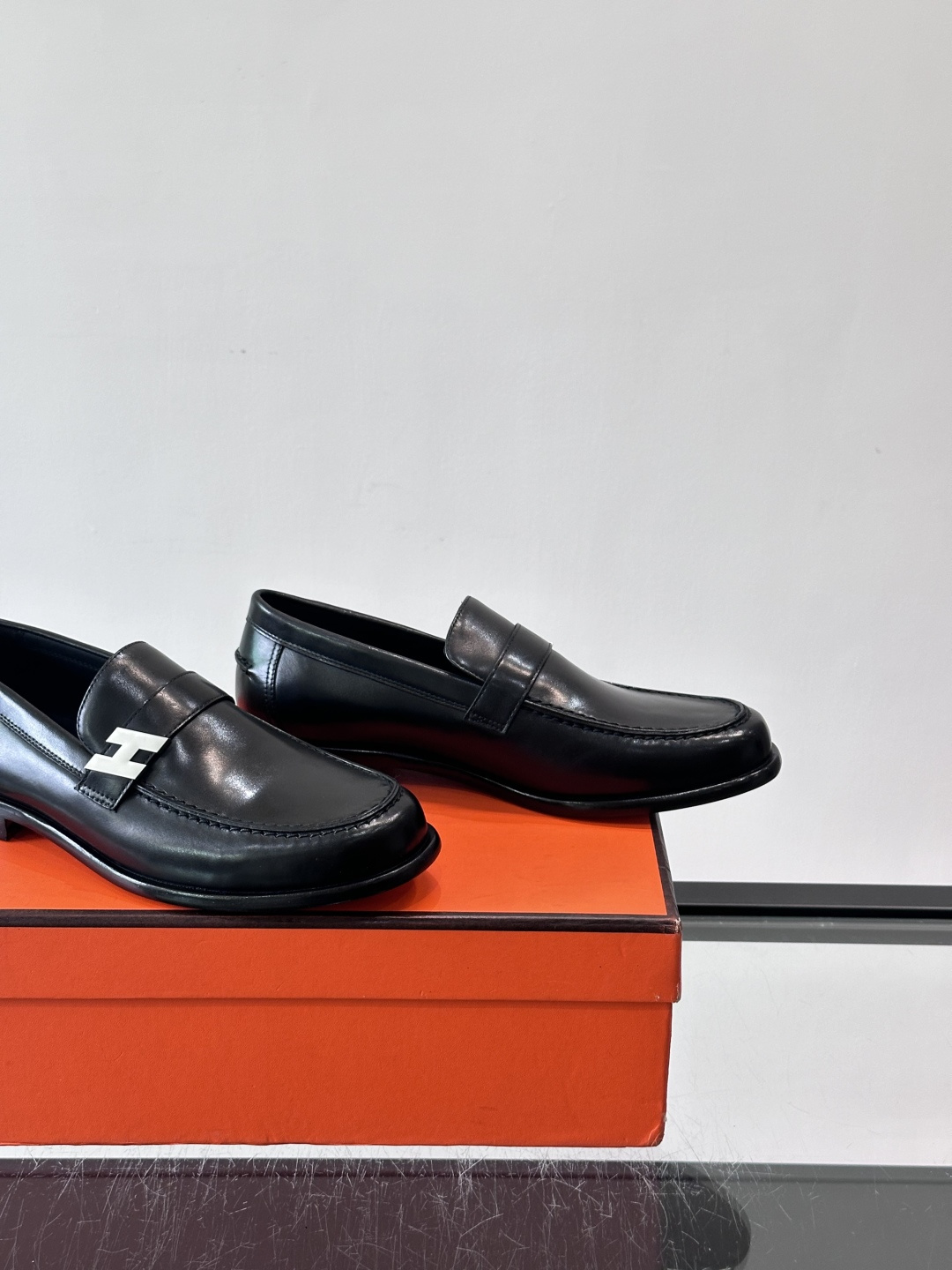 HERMES 男士乐福鞋👞爱马仕银扣乐福鞋,黑色亮面真皮+标志性“H”金属扣,简约又超有辨识度✨。软 HERMES 男士乐福鞋👞爱马仕银扣乐福鞋,黑色亮面真皮+标志性“H”金属扣,简约又超有辨识度✨。软
