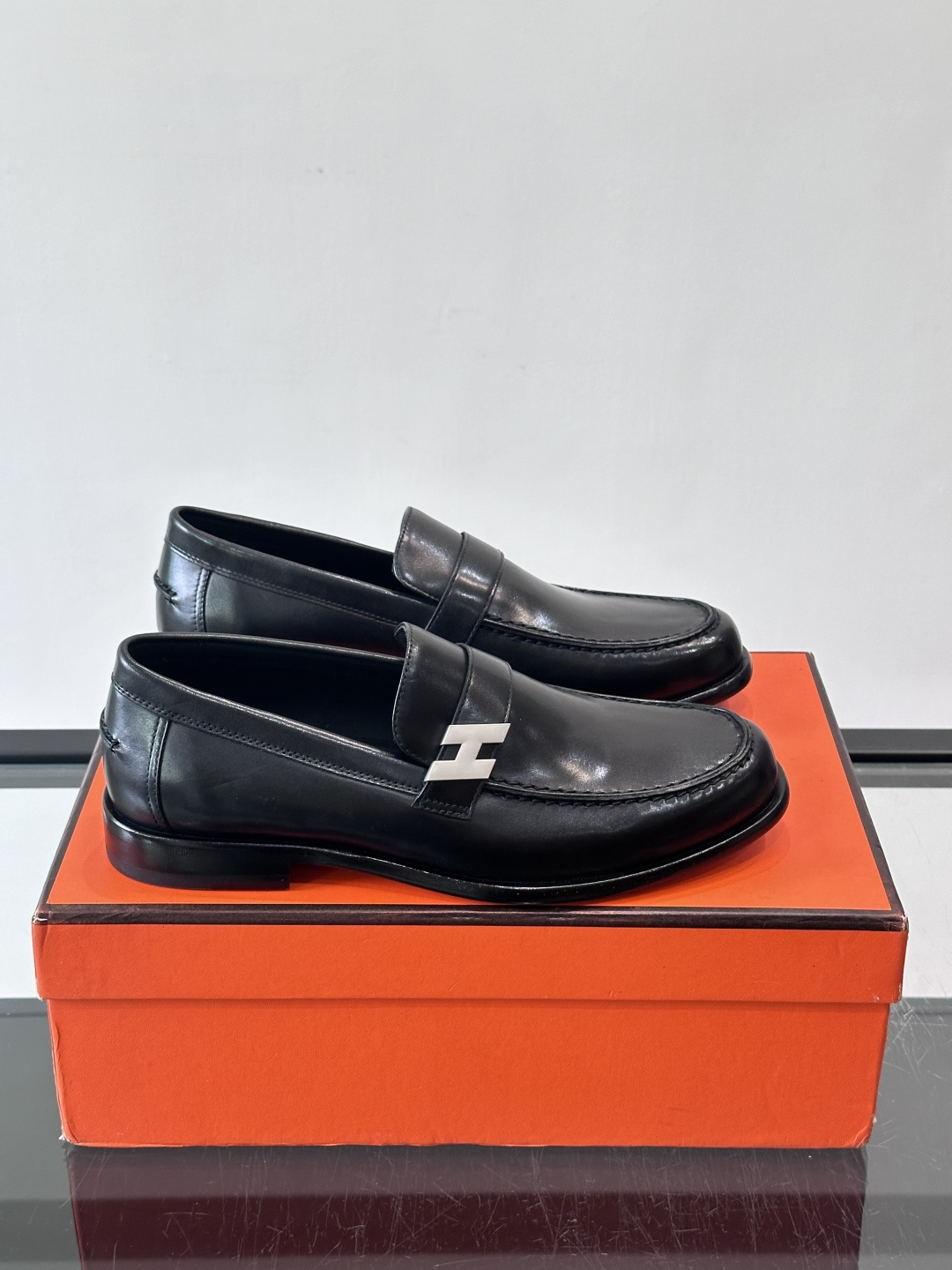 HERMES 男士乐福鞋​​👞爱马仕银扣乐福鞋，黑色亮面真皮+标志性“H”金属扣，简约又超有辨识度✨。软