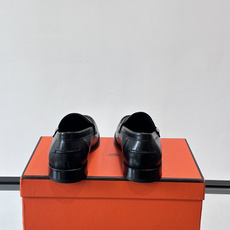 HERMES 男士乐福鞋👞爱马仕银扣乐福鞋,黑色亮面真皮+标志性“H”金属扣,简约又超有辨识度✨。软 HERMES 男士乐福鞋👞爱马仕银扣乐福鞋,黑色亮面真皮+标志性“H”金属扣,简约又超有辨识度✨。软