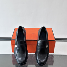 HERMES 男士乐福鞋👞爱马仕银扣乐福鞋,黑色亮面真皮+标志性“H”金属扣,简约又超有辨识度✨。软 HERMES 男士乐福鞋👞爱马仕银扣乐福鞋,黑色亮面真皮+标志性“H”金属扣,简约又超有辨识度✨。软