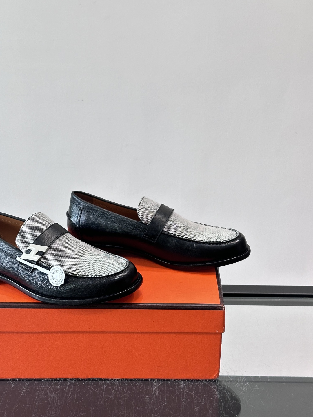 HERMES 男士乐福鞋👞爱马仕银扣乐福鞋,黑色亮面真皮+标志性“H”金属扣,简约又超有辨识度✨。软 HERMES 男士乐福鞋👞爱马仕银扣乐福鞋,黑色亮面真皮+标志性“H”金属扣,简约又超有辨识度✨。软