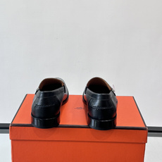 HERMES 男士乐福鞋👞爱马仕银扣乐福鞋,黑色亮面真皮+标志性“H”金属扣,简约又超有辨识度✨。软 HERMES 男士乐福鞋👞爱马仕银扣乐福鞋,黑色亮面真皮+标志性“H”金属扣,简约又超有辨识度✨。软