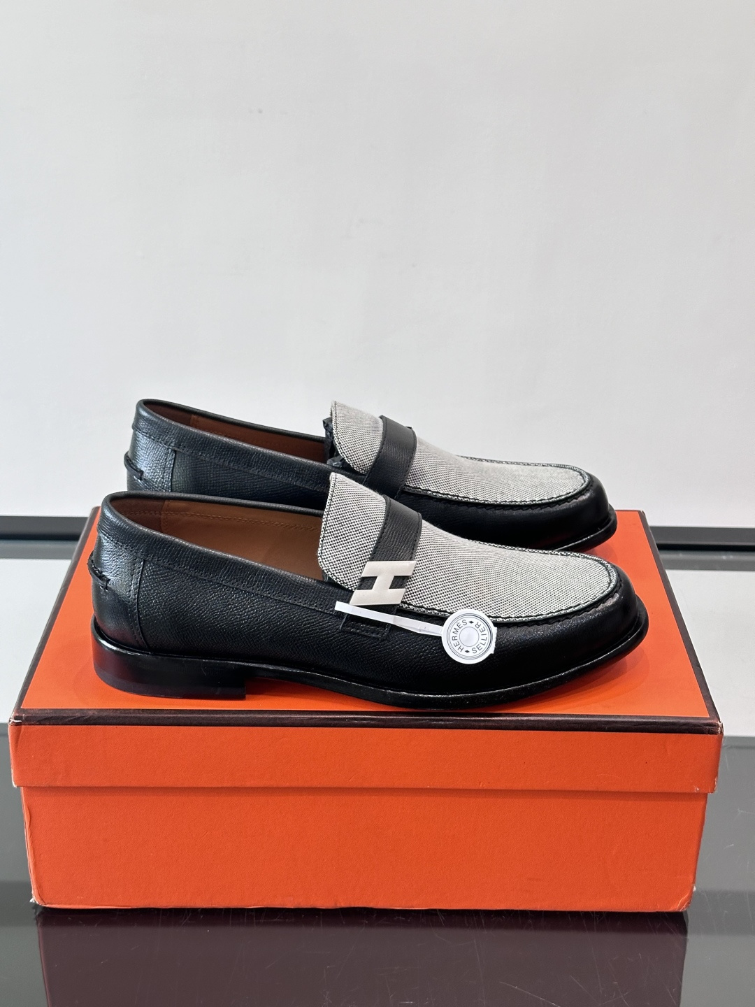 HERMES 男士乐福鞋​​👞爱马仕银扣乐福鞋，黑色亮面真皮+标志性“H”金属扣，简约又超有辨识度✨。软