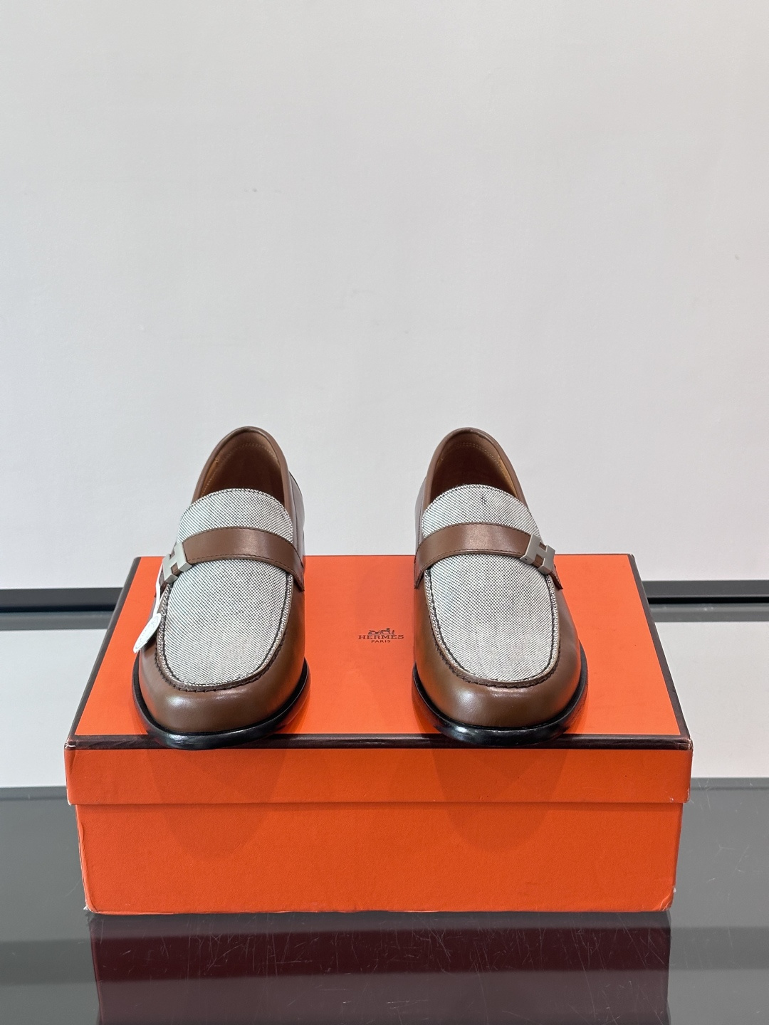 HERMES 男士乐福鞋👞爱马仕银扣乐福鞋,黑色亮面真皮+标志性“H”金属扣,简约又超有辨识度✨。软 HERMES 男士乐福鞋👞爱马仕银扣乐福鞋,黑色亮面真皮+标志性“H”金属扣,简约又超有辨识度✨。软