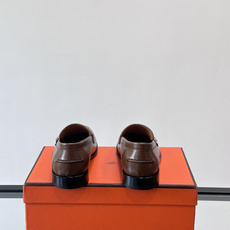 HERMES 男士乐福鞋👞爱马仕银扣乐福鞋,黑色亮面真皮+标志性“H”金属扣,简约又超有辨识度✨。软 HERMES 男士乐福鞋👞爱马仕银扣乐福鞋,黑色亮面真皮+标志性“H”金属扣,简约又超有辨识度✨。软
