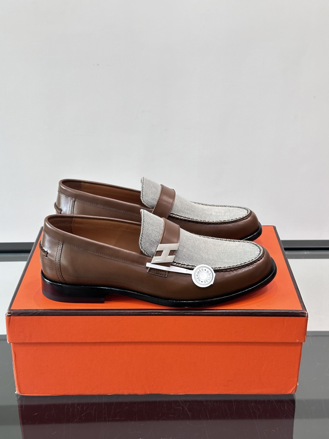 HERMES 男士乐福鞋​​👞爱马仕银扣乐福鞋，黑色亮面真皮+标志性“H”金属扣，简约又超有辨识度✨。软