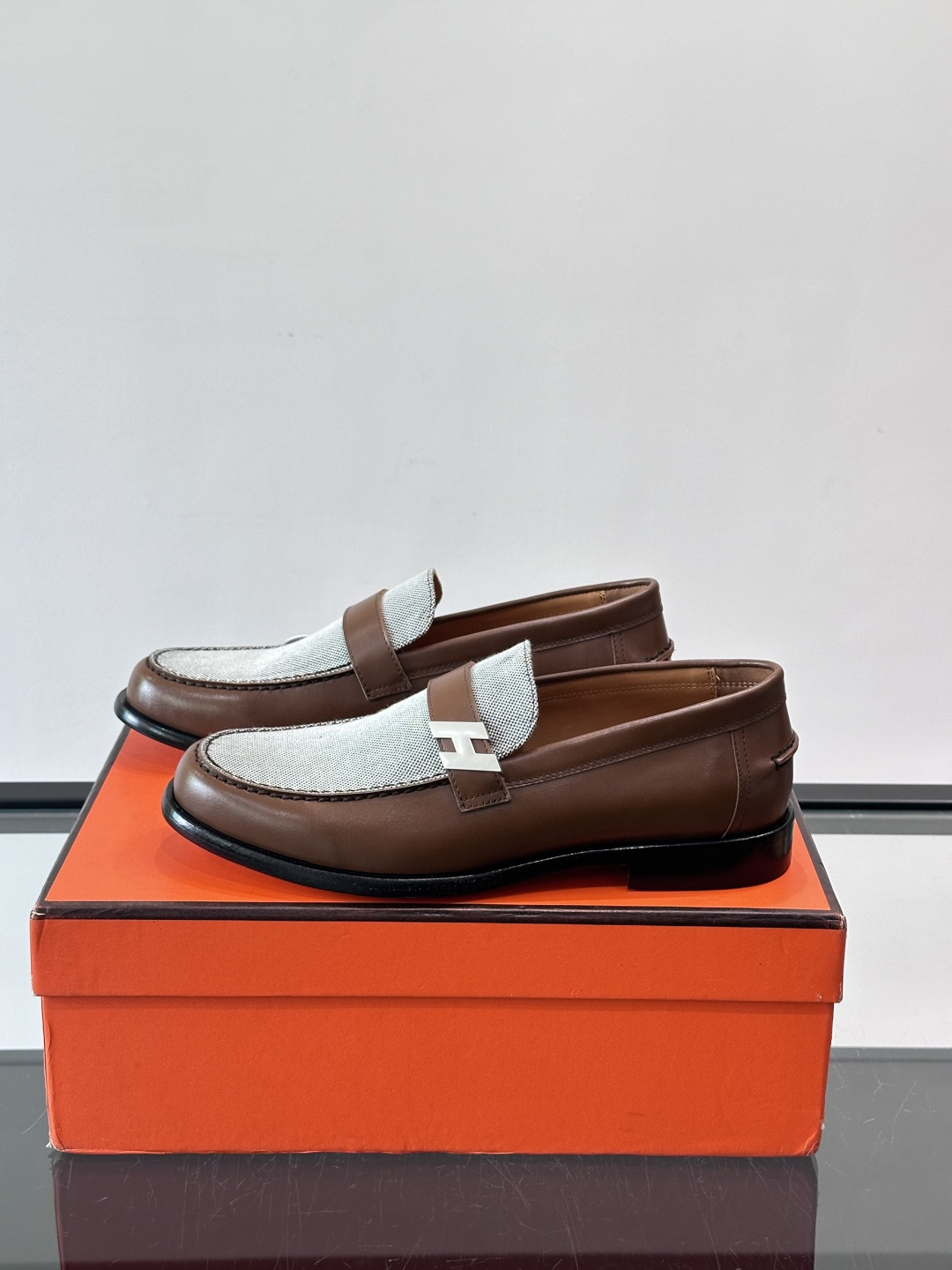 HERMES 男士乐福鞋👞爱马仕银扣乐福鞋,黑色亮面真皮+标志性“H”金属扣,简约又超有辨识度✨。软 HERMES 男士乐福鞋👞爱马仕银扣乐福鞋,黑色亮面真皮+标志性“H”金属扣,简约又超有辨识度✨。软