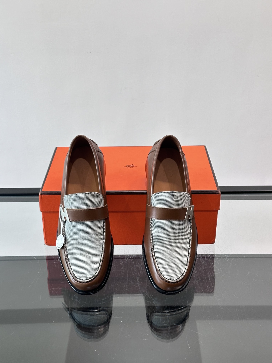 HERMES 男士乐福鞋👞爱马仕银扣乐福鞋,黑色亮面真皮+标志性“H”金属扣,简约又超有辨识度✨。软 HERMES 男士乐福鞋👞爱马仕银扣乐福鞋,黑色亮面真皮+标志性“H”金属扣,简约又超有辨识度✨。软