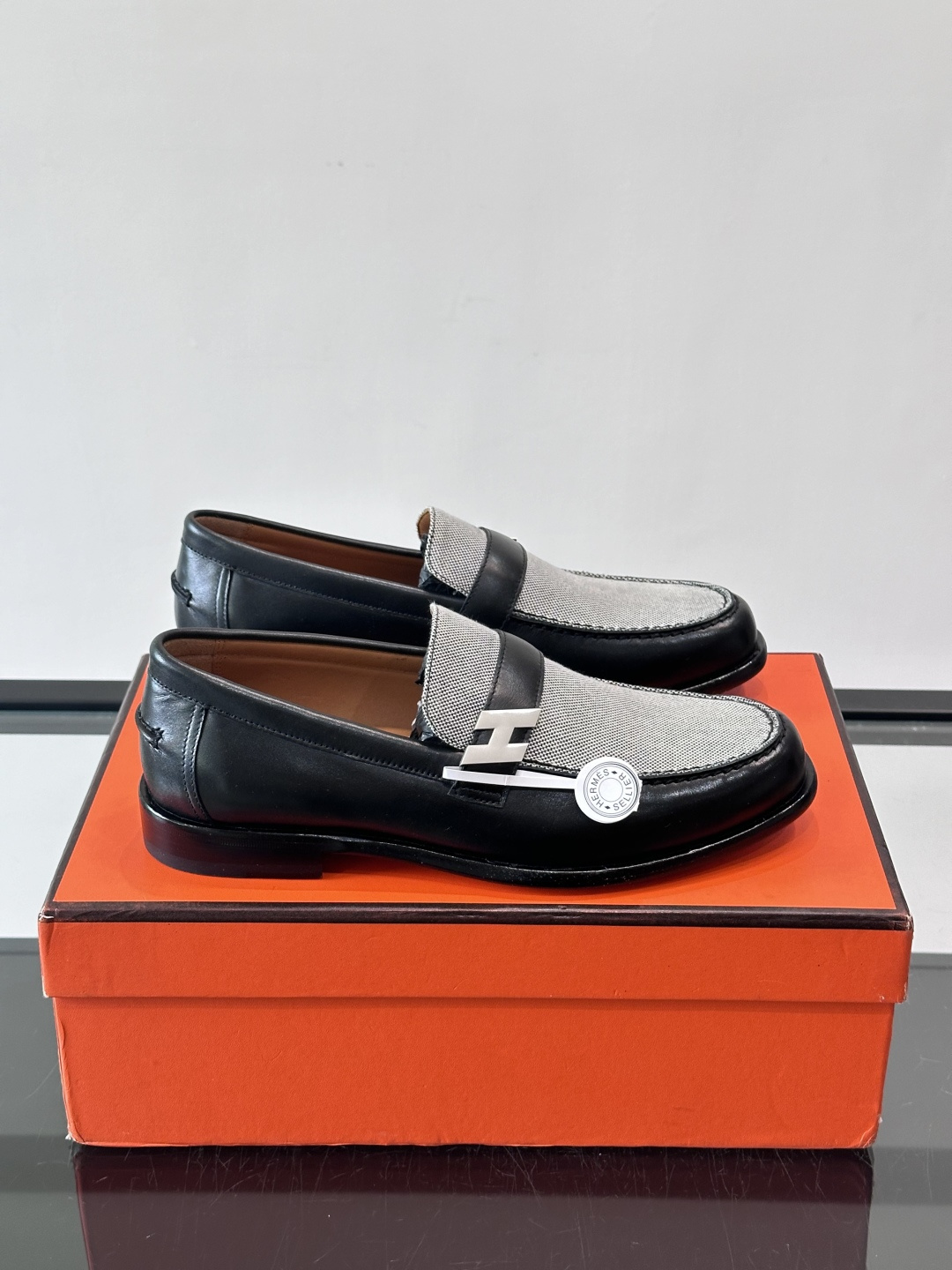 HERMES 男士乐福鞋​​👞爱马仕银扣乐福鞋，黑色亮面真皮+标志性“H”金属扣，简约又超有辨识度✨。软