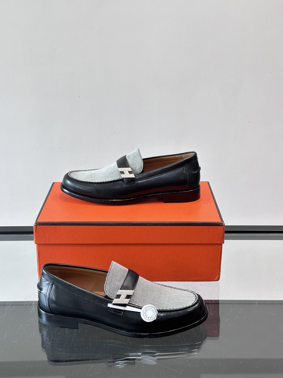 HERMES 男士乐福鞋👞爱马仕银扣乐福鞋,黑色亮面真皮+标志性“H”金属扣,简约又超有辨识度✨。软 HERMES 男士乐福鞋👞爱马仕银扣乐福鞋,黑色亮面真皮+标志性“H”金属扣,简约又超有辨识度✨。软
