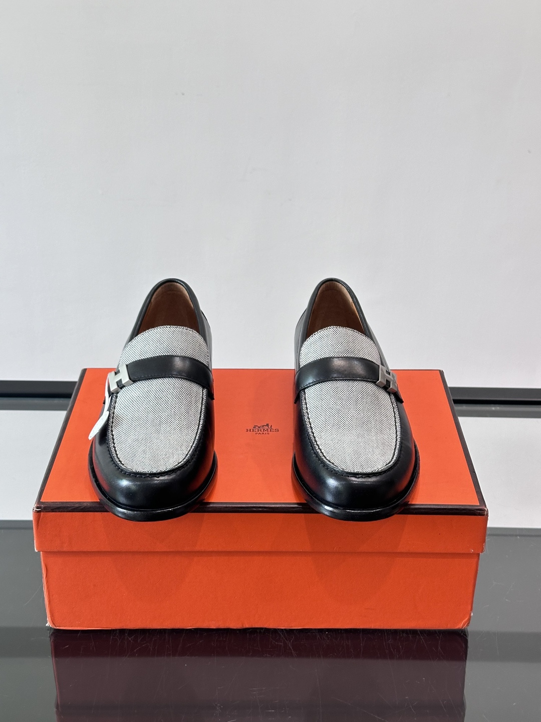 HERMES 男士乐福鞋👞爱马仕银扣乐福鞋,黑色亮面真皮+标志性“H”金属扣,简约又超有辨识度✨。软 HERMES 男士乐福鞋👞爱马仕银扣乐福鞋,黑色亮面真皮+标志性“H”金属扣,简约又超有辨识度✨。软