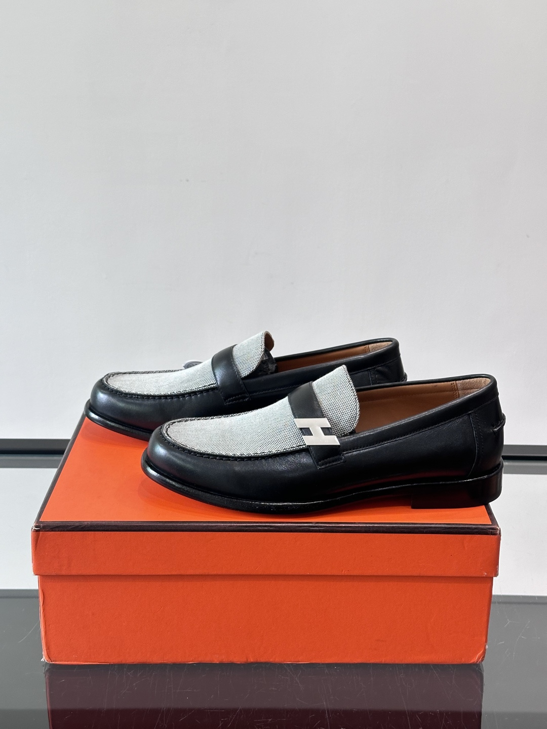 HERMES 男士乐福鞋👞爱马仕银扣乐福鞋,黑色亮面真皮+标志性“H”金属扣,简约又超有辨识度✨。软 HERMES 男士乐福鞋👞爱马仕银扣乐福鞋,黑色亮面真皮+标志性“H”金属扣,简约又超有辨识度✨。软