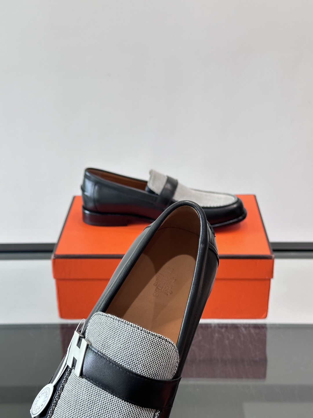 HERMES 男士乐福鞋👞爱马仕银扣乐福鞋,黑色亮面真皮+标志性“H”金属扣,简约又超有辨识度✨。软 HERMES 男士乐福鞋👞爱马仕银扣乐福鞋,黑色亮面真皮+标志性“H”金属扣,简约又超有辨识度✨。软