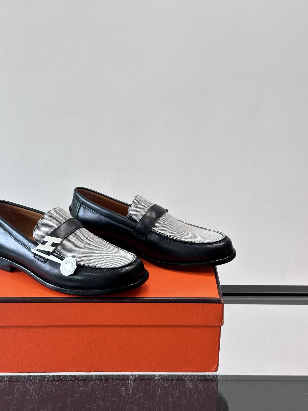 HERMES 男士乐福鞋👞爱马仕银扣乐福鞋,黑色亮面真皮+标志性“H”金属扣,简约又超有辨识度✨。软 HERMES 男士乐福鞋👞爱马仕银扣乐福鞋,黑色亮面真皮+标志性“H”金属扣,简约又超有辨识度✨。软