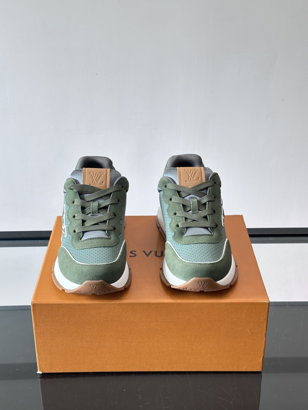 👟LV CLASSIC 运动鞋运动鞋,经典配色,麂皮+网布拼接,舒适又透气!侧面LV标志超有辨识度,橡胶 👟LV CLASSIC 运动鞋运动鞋,经典配色,麂皮+网布拼接,舒适又透气!侧面LV标志超有辨识度,橡胶