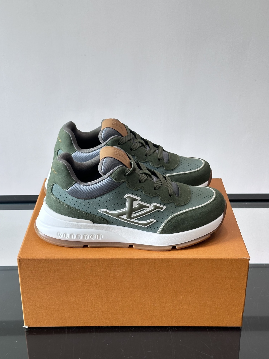 👟LV CLASSIC 运动鞋运动鞋，经典配色，麂皮+网布拼接，舒适又透气！侧面LV标志超有辨识度，橡胶