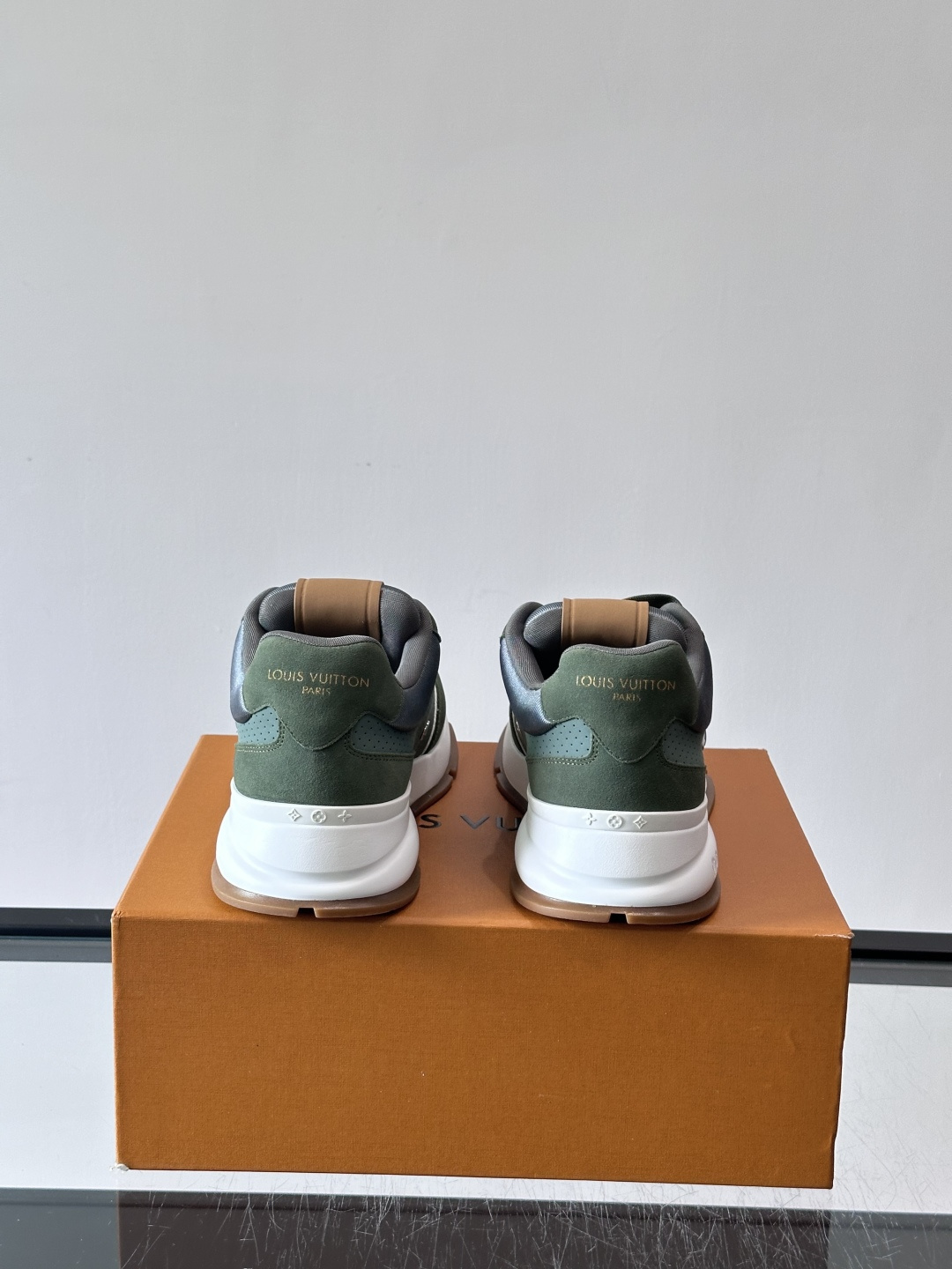 👟LV CLASSIC 运动鞋运动鞋,经典配色,麂皮+网布拼接,舒适又透气!侧面LV标志超有辨识度,橡胶 👟LV CLASSIC 运动鞋运动鞋,经典配色,麂皮+网布拼接,舒适又透气!侧面LV标志超有辨识度,橡胶