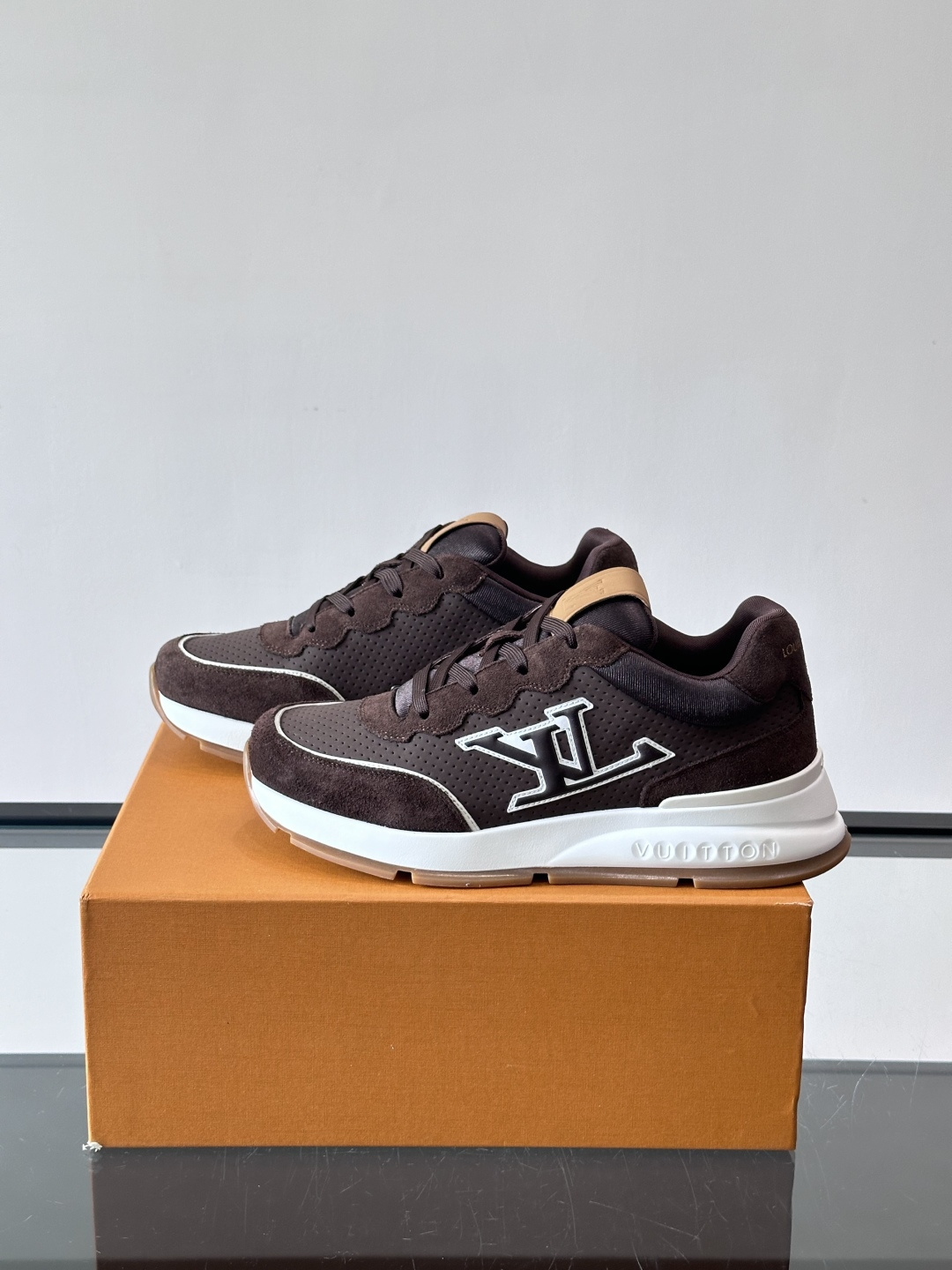 👟LV CLASSIC 运动鞋运动鞋,经典配色,麂皮+网布拼接,舒适又透气!侧面LV标志超有辨识度,橡胶 👟LV CLASSIC 运动鞋运动鞋,经典配色,麂皮+网布拼接,舒适又透气!侧面LV标志超有辨识度,橡胶