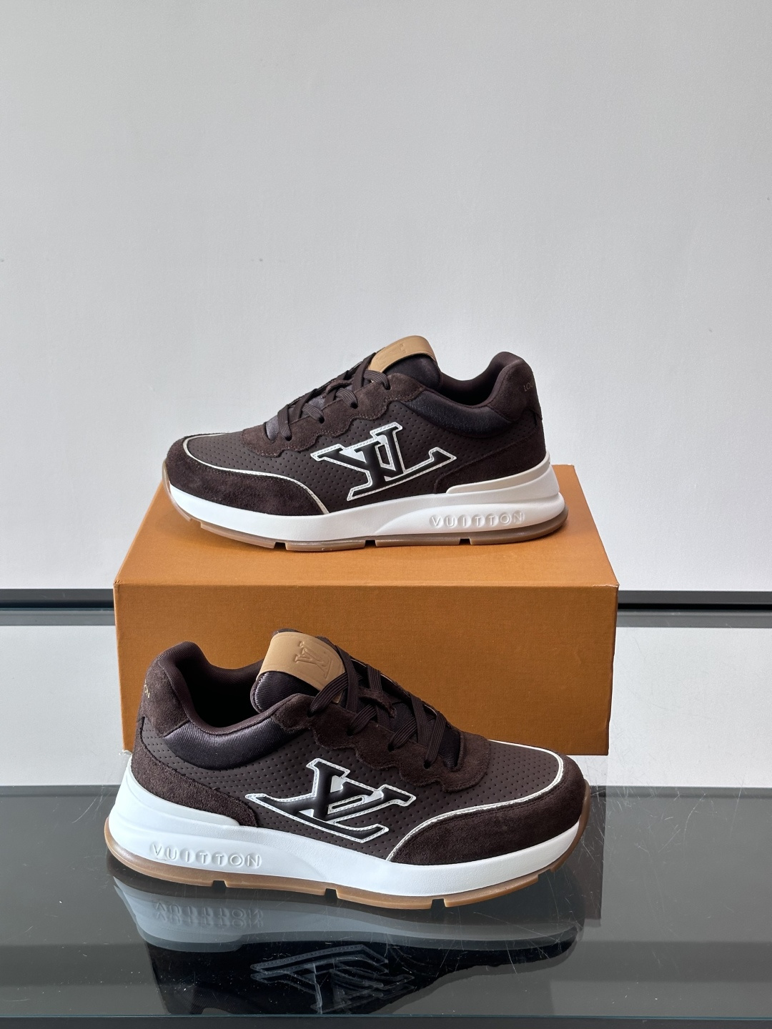 👟LV CLASSIC 运动鞋运动鞋,经典配色,麂皮+网布拼接,舒适又透气!侧面LV标志超有辨识度,橡胶 👟LV CLASSIC 运动鞋运动鞋,经典配色,麂皮+网布拼接,舒适又透气!侧面LV标志超有辨识度,橡胶