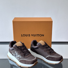 👟LV CLASSIC 运动鞋运动鞋,经典配色,麂皮+网布拼接,舒适又透气!侧面LV标志超有辨识度,橡胶 👟LV CLASSIC 运动鞋运动鞋,经典配色,麂皮+网布拼接,舒适又透气!侧面LV标志超有辨识度,橡胶