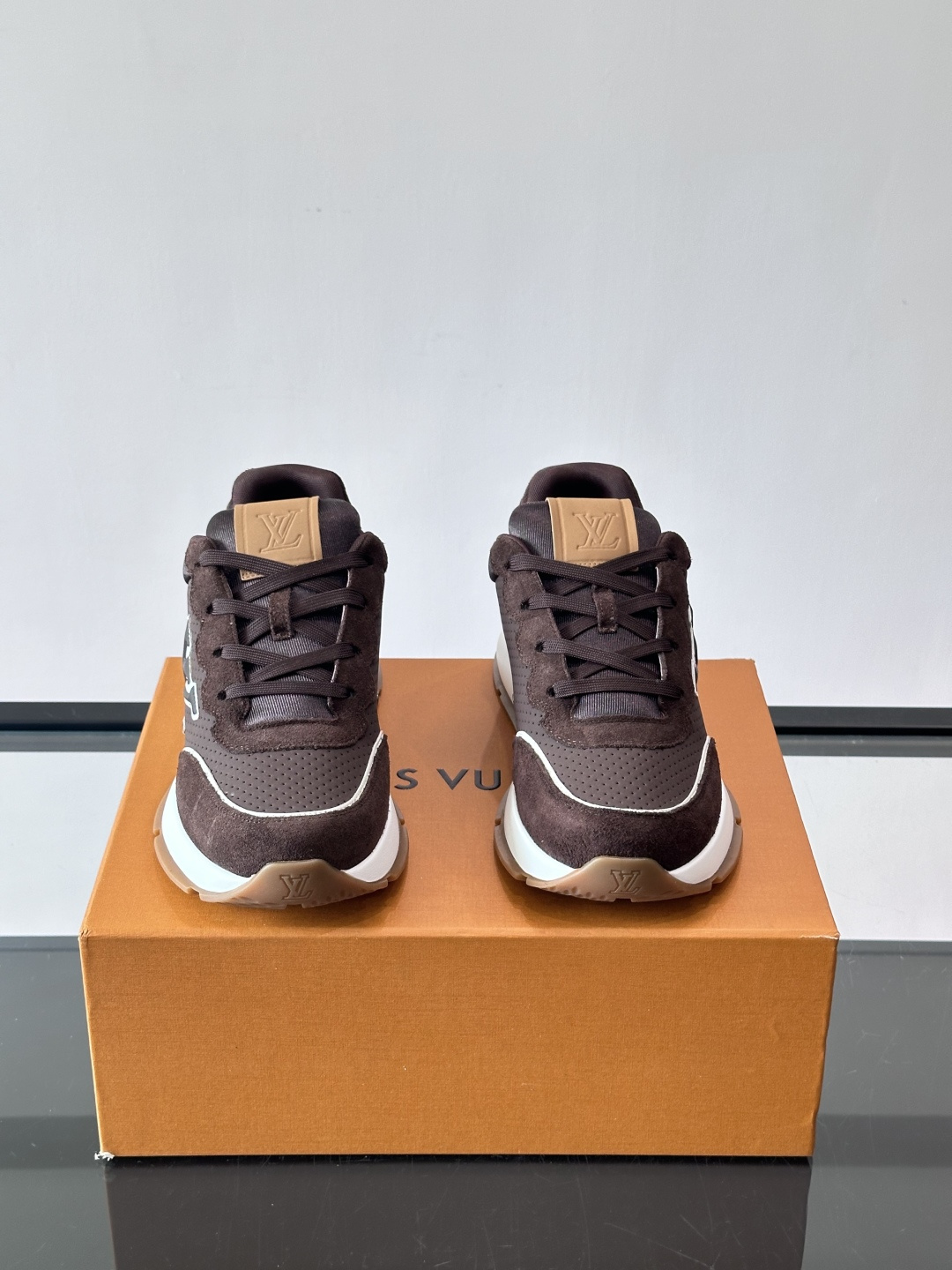👟LV CLASSIC 运动鞋运动鞋,经典配色,麂皮+网布拼接,舒适又透气!侧面LV标志超有辨识度,橡胶 👟LV CLASSIC 运动鞋运动鞋,经典配色,麂皮+网布拼接,舒适又透气!侧面LV标志超有辨识度,橡胶