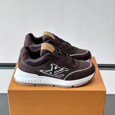 👟LV CLASSIC 运动鞋运动鞋,经典配色,麂皮+网布拼接,舒适又透气!侧面LV标志超有辨识度,橡胶 👟LV CLASSIC 运动鞋运动鞋,经典配色,麂皮+网布拼接,舒适又透气!侧面LV标志超有辨识度,橡胶