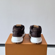 👟LV CLASSIC 运动鞋运动鞋,经典配色,麂皮+网布拼接,舒适又透气!侧面LV标志超有辨识度,橡胶 👟LV CLASSIC 运动鞋运动鞋,经典配色,麂皮+网布拼接,舒适又透气!侧面LV标志超有辨识度,橡胶
