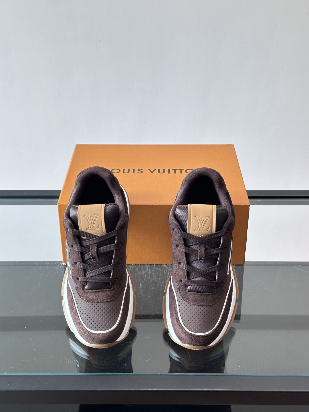 👟LV CLASSIC 运动鞋运动鞋,经典配色,麂皮+网布拼接,舒适又透气!侧面LV标志超有辨识度,橡胶 👟LV CLASSIC 运动鞋运动鞋,经典配色,麂皮+网布拼接,舒适又透气!侧面LV标志超有辨识度,橡胶