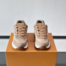👟LV CLASSIC 运动鞋运动鞋,经典配色,麂皮+网布拼接,舒适又透气!侧面LV标志超有辨识度,橡胶 👟LV CLASSIC 运动鞋运动鞋,经典配色,麂皮+网布拼接,舒适又透气!侧面LV标志超有辨识度,橡胶