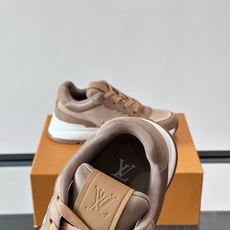👟LV CLASSIC 运动鞋运动鞋,经典配色,麂皮+网布拼接,舒适又透气!侧面LV标志超有辨识度,橡胶 👟LV CLASSIC 运动鞋运动鞋,经典配色,麂皮+网布拼接,舒适又透气!侧面LV标志超有辨识度,橡胶