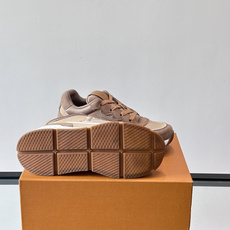 👟LV CLASSIC 运动鞋运动鞋,经典配色,麂皮+网布拼接,舒适又透气!侧面LV标志超有辨识度,橡胶 👟LV CLASSIC 运动鞋运动鞋,经典配色,麂皮+网布拼接,舒适又透气!侧面LV标志超有辨识度,橡胶