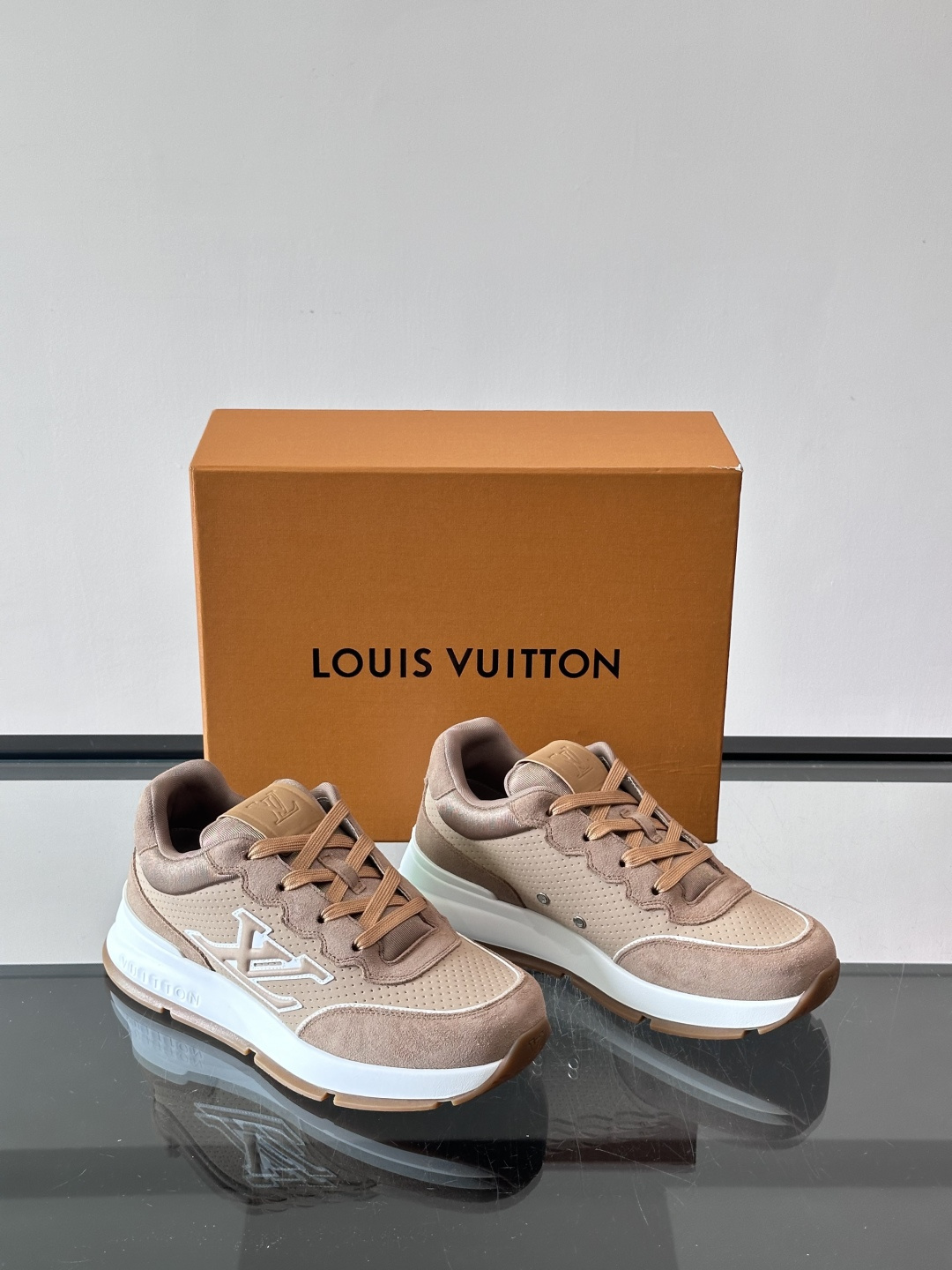 👟LV CLASSIC 运动鞋运动鞋,经典配色,麂皮+网布拼接,舒适又透气!侧面LV标志超有辨识度,橡胶 👟LV CLASSIC 运动鞋运动鞋,经典配色,麂皮+网布拼接,舒适又透气!侧面LV标志超有辨识度,橡胶