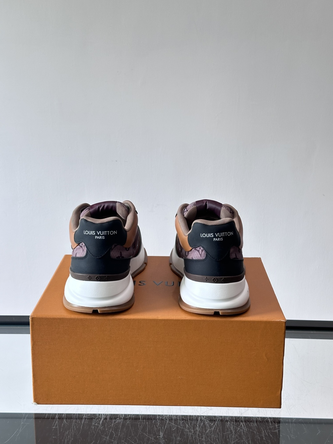 👟LV 男士休闲运动鞋，经典Monogram老花帆布➕牛皮拼接，细节超有质感！鞋侧LV刺绣标志，品牌辨识
