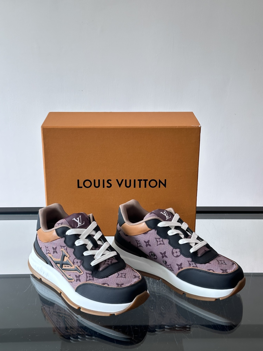 👟LV 男士休闲运动鞋，经典Monogram老花帆布➕牛皮拼接，细节超有质感！鞋侧LV刺绣标志，品牌辨识