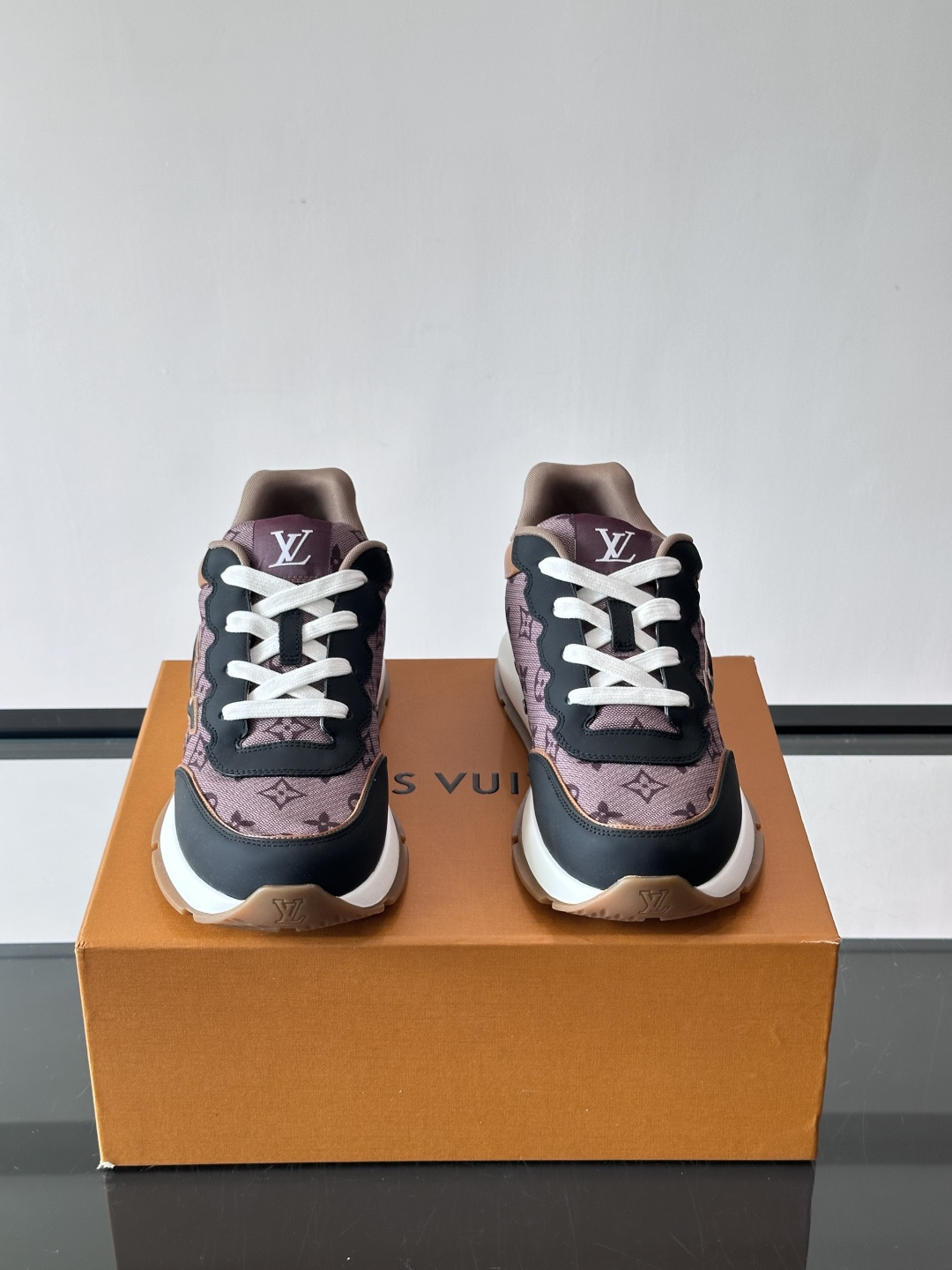 👟LV 男士休闲运动鞋，经典Monogram老花帆布➕牛皮拼接，细节超有质感！鞋侧LV刺绣标志，品牌辨识
