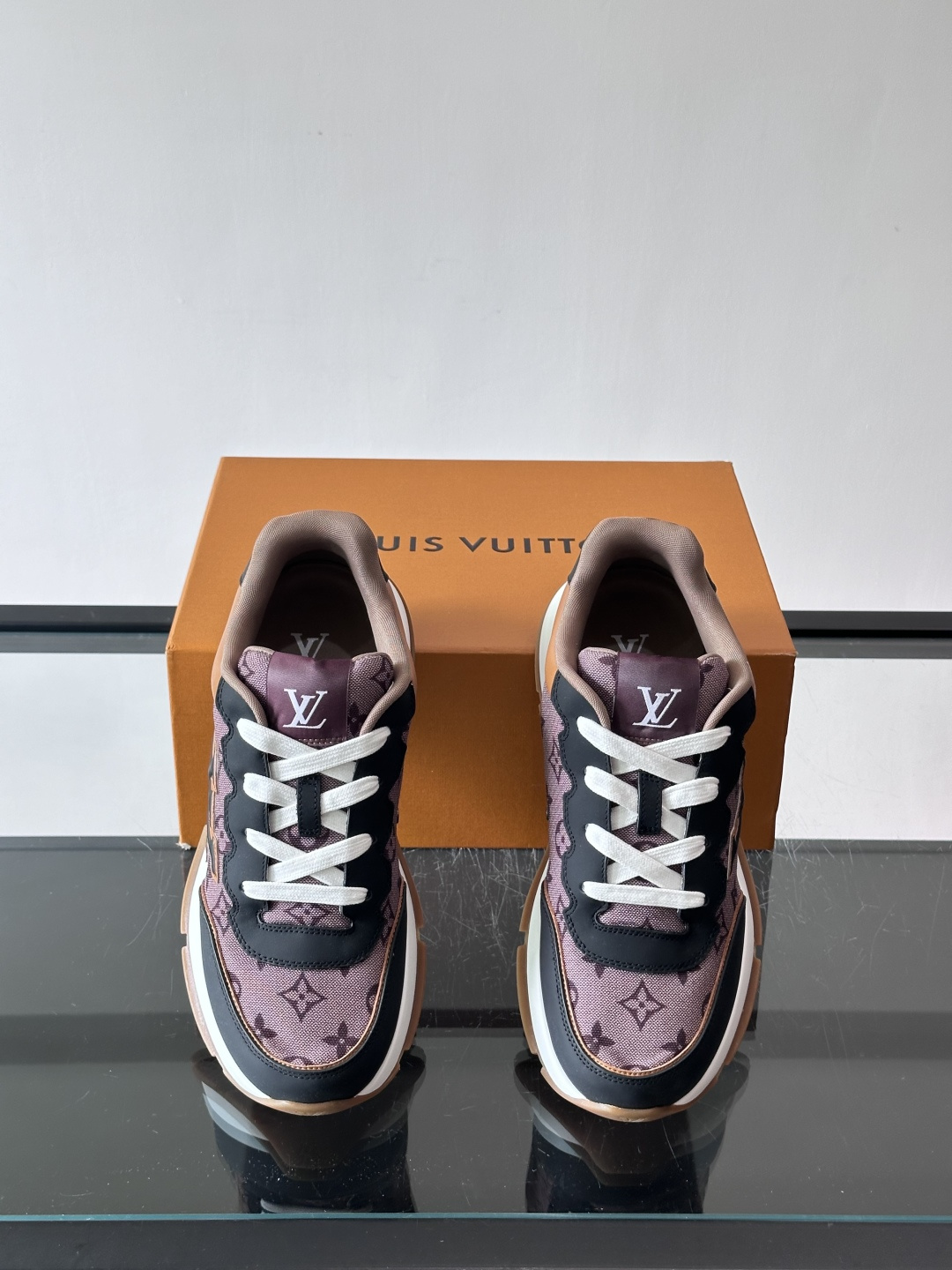 👟LV 男士休闲运动鞋，经典Monogram老花帆布➕牛皮拼接，细节超有质感！鞋侧LV刺绣标志，品牌辨识