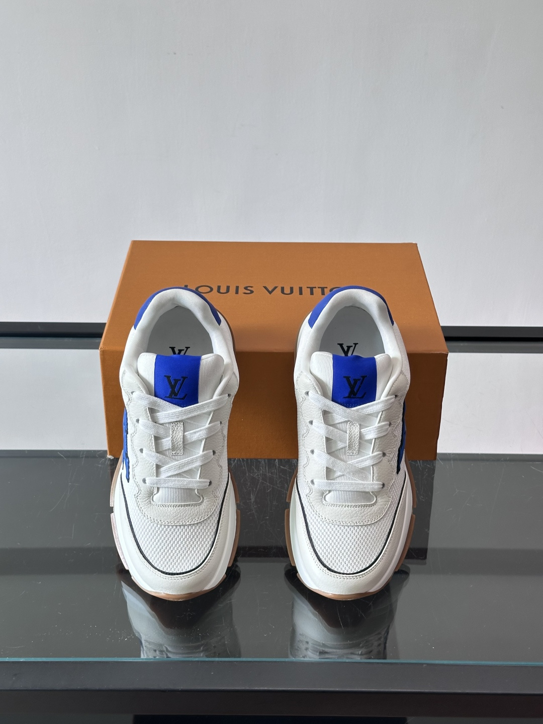 👟LV 男士休闲运动鞋，经典Monogram老花帆布➕牛皮拼接，细节超有质感！鞋侧LV刺绣标志，品牌辨识