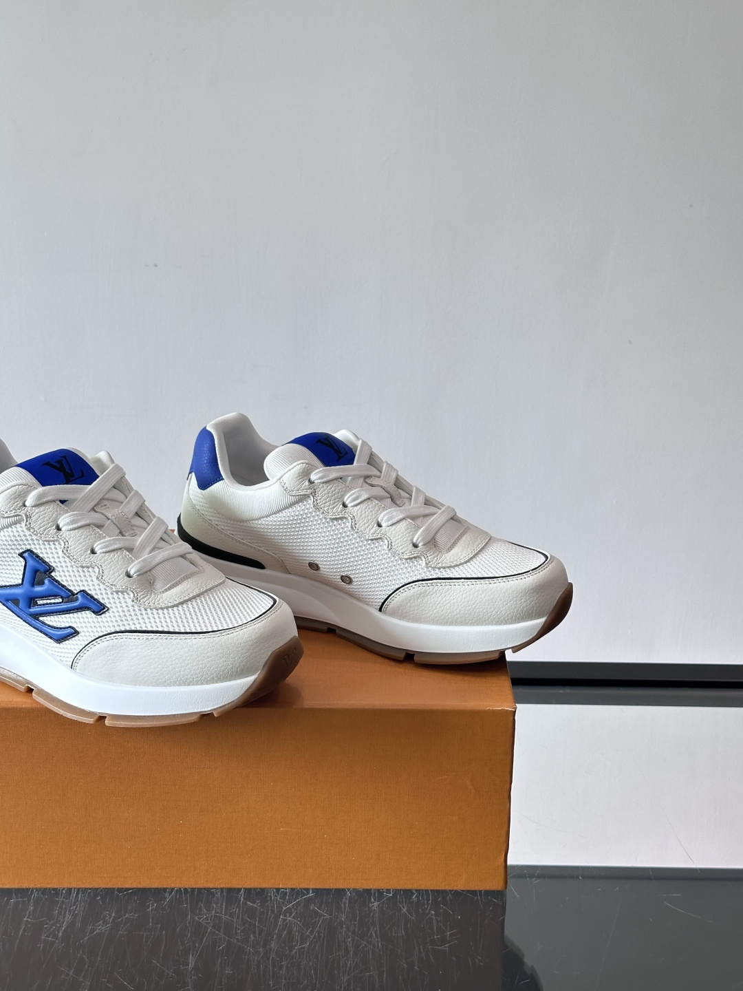 👟LV 男士休闲运动鞋，经典Monogram老花帆布➕牛皮拼接，细节超有质感！鞋侧LV刺绣标志，品牌辨识